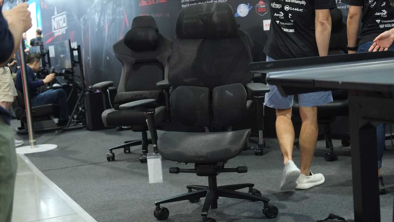 thunderx3 flex pro chair and lab x desk at computex 2024